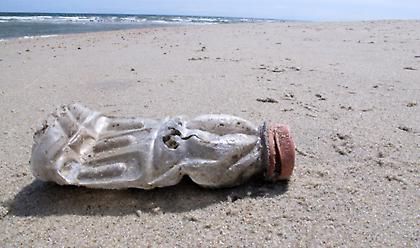 Πλαστικά απορρίμματα από ωκεανούς για τη φιάλη γνωστού αναψυκτικού