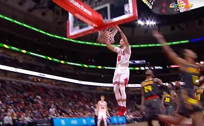 Με Γιάννη, Πορζίνγκις και ΛαΒίν το Top 10 (video)