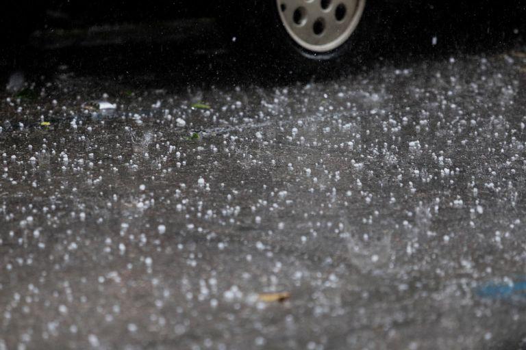 Βροχερός ο καιρός σήμερα - Παραμένει ψηλά η θερμοκρασία