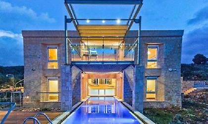 Αυτές είναι οι βίλες των εκατομμυρίων στην Ελλάδα που πουλάει η Sotheby’s