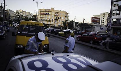 Πλατεία Λυκαβηττού: 10 συλλήψεις για οδήγηση χωρίς δίπλωμα