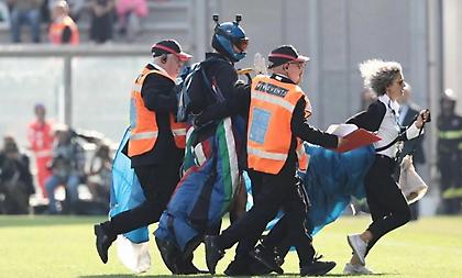 Άνδρας έπεσε με... αλεξίπτωτο στο Σασουόλο-Ίντερ (video)