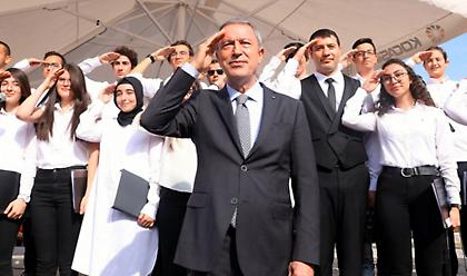 Προβληματισμό προκαλούν οι στρατιωτικοί χαιρετισμοί Ερντογάν – Ακάρ (pics/video)