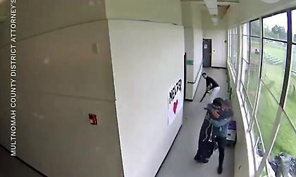 Ανατριχίλα: Προπονητής αγκαλιάζει οπλισμένο μαθητή και γλιτώνει σχολείο από τραγωδία