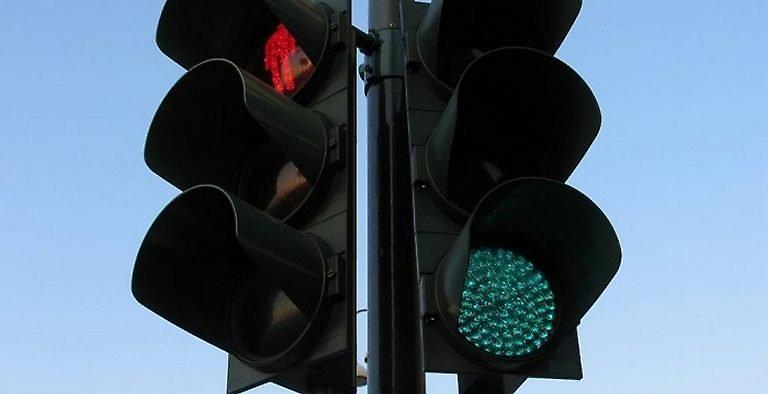 Άφησαν απίθανο σημείωμα σε φανάρι της Αθήνας που δεν δουλεύει το πράσινο