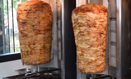 Πειραιάς: Κατασχέθηκαν 250 κιλά γύρου κοτόπουλου λόγω σαλμονέλας