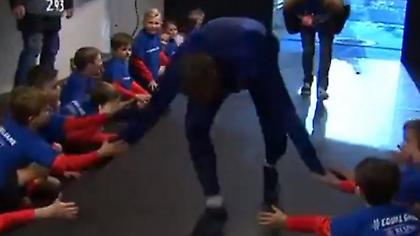 Ο Εμπαπέ έδωσε χαρά σε πιτσιρίκια (video)