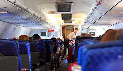 Επιβάτες αεροπλάνου προσεύχονται έπειτα από προειδοποίηση για αναγκαστική προσγείωση