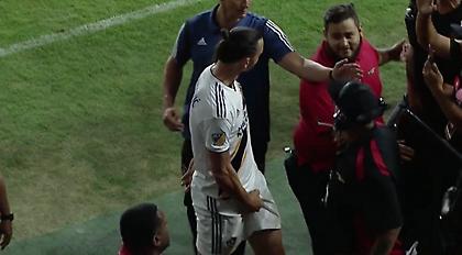 Άσεμνη χειρονομία Ζλάταν προς το κοινό στο τελευταίο του ματς στο MLS (video)