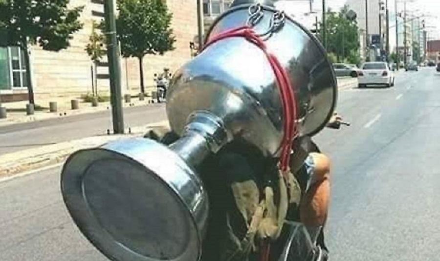 Απίστευτο: Οδηγός μεταφέρει στο κέντρο της Αθήνας ολόκληρη κολυμπήθρα με Vespa