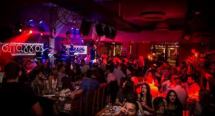 Πόλος έλξης του κόσμου και των επωνύμων τα τετραήμερα live του «Σπάγγου» στο Μικρολίμανο (pics)