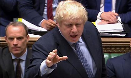 Ο Μπόρις Τζόνσον καλεί τον Κόρμπιν «να φερθεί σαν άνδρας» και να στηρίξει το αίτημα για εκλογές