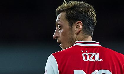 Σκόουλς: «Η Γιουνάιτεντ θα μπορούσε να έχει τον Εζίλ»