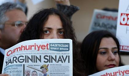 Τουρκία: Δικαστήριο έδωσε εντολή να αποφυλακιστεί το τελευταίο φυλακισμένο στέλεχος της Cumhuriyet