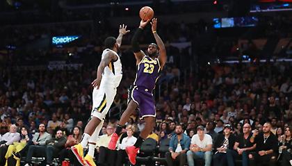 Έτσι οδήγησε ο Λεμπρόν τους Λέικερς στην πρώτη τους νίκη (video)