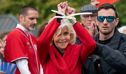 ΗΠΑ: Συνελήφθησαν Τζέιν Φόντα και Τεντ Ντάνσον διαμαρτυρόμενοι για την κλιματική αλλαγή