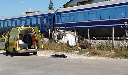 Τρίκαλα: Τρένο συγκρούστηκε με αυτοκίνητο - Μια νεκρή (video)