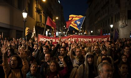 Εκατοντάδες χιλιάδες υπέρμαχοι της ανεξαρτησίας της Καταλονίας κατέκλυσαν το κέντρο της Βαρκελώνης