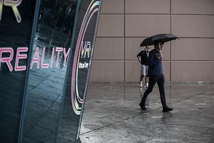 Βροχερός ο καιρός σήμερα - Δεν υποχωρεί η θερμοκρασία