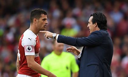 Αντιμέτωπος με την… οργή των αποδυτηρίων ο Έμερι για τη μη υποστήριξη στον Τζάκα