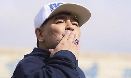 Σκηνές λατρείας για τον Μαραντόνα από τους φίλους της Νιούελς