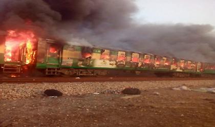 Πακιστάν: Τουλάχιστον 10 νεκροί από φωτιά σε τρένο