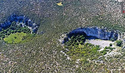 ΒΙΝΤΕΟ: Οι μυστηριώδεις γιγάντιοι κρατήρες της Αργολίδας που διχάζουν τους επιστήμονες