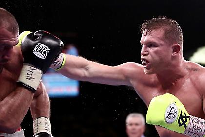 Ξάπλωσε τον Κοβάλεφ και πήρε νέο τίτλο ο Κανέλο