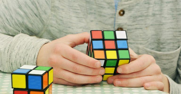 Πώς να λύσεις ένα κύβο του Ρούμπικ σε ένα λεπτό