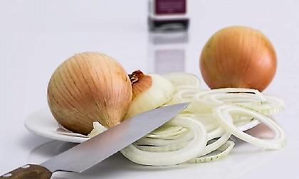 Αυτό είναι το κόλπο για να μην κλαίτε όταν καθαρίζετε κρεμμύδια