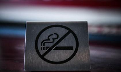 Αντικαπνιστικός νόμος: Άρχισαν οι σαρωτικοί έλεγχοι – «Κόβεται» το τσιγάρο στα μαγαζιά»