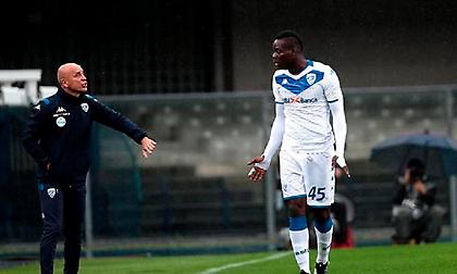 Έξαλλος από ρατσιστικές κραυγές ο Μπαλοτέλι – Απείλησε να φύγει από το γήπεδο! (video)