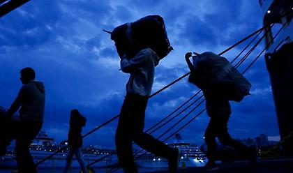 Τουλάχιστον 197 πρόσφυγες και μετανάστες μεταφέρθηκαν στο λιμάνι του Πειραιά