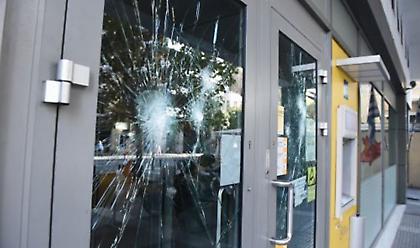 Καταδρομική επίθεση σε τράπεζα στη Δάφνη