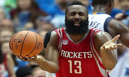 Διαιτητής υπέδειξε τα βήματα του Χάρντεν… χορεύοντας (video)