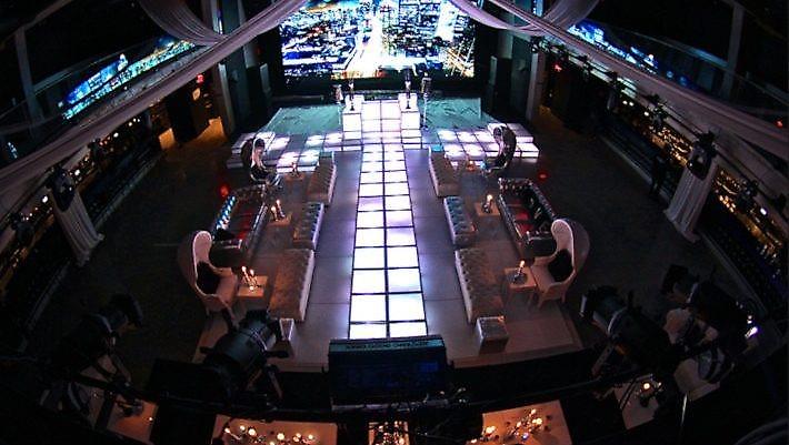 85 δολάρια το ποτό: Το μοναδικό μπουζουκτσίδικο που δίνεις μάχη για μια θέση