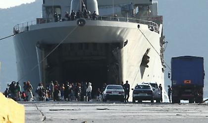 Ογδόντα πρόσφυγες και μετανάστες από Μυτιλήνη έφτασαν στον Πειραιά