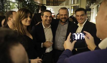 Η έξοδος για ποτό του Αλέξη Τσίπρα με βουλευτές στου Ψυρρή (pics)