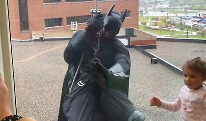 ΗΠΑ: Ντύθηκε Μπάτμαν για να βοηθήσει άρρωστα παιδιά (video) 