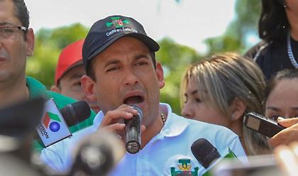 Βολιβία: Ηγέτης της αντιπολίτευσης αποκλείστηκε από φιλοκυβερνητικούς σε αεροδρόμιο