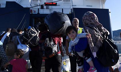 Έφτασε το «Νήσος Σάμος» στον Πειραιά με 75 πρόσφυγες και μετανάστες