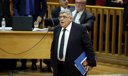 Aποδοκιμάστηκε στη δίκη της ΧΑ ο Μιχαλολιάκος
