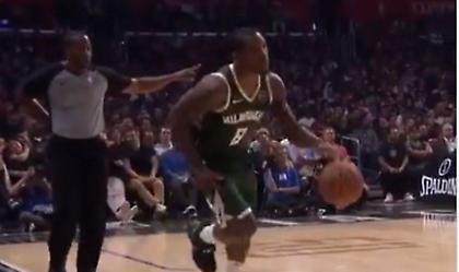 Απίστευτος Μπλέντσο: Πήρε την μπάλα από την επαναφορά από τον διαιτητή και συνέχισε το ματς!