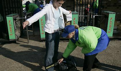 Έρευνα: Η αστυνομία της Αυστραλίας κάνει ανεξέλεγκτα σωματικούς ελέγχους σε 12χρονα κορίτσια