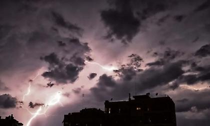 Βροχές και καταιγίδες πλήττουν το Ιόνιο – Έπεσαν 12.000 κεραυνοί