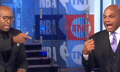 Ο Μπάρκλεϊ «έτρωγε» το στυλό του Σμιθ (video)