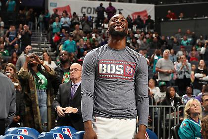 Αποθεώθηκε και βούρκωσε ο Κέμπα Γουόκερ στην επιστροφή του στην Σάρλοτ (video)