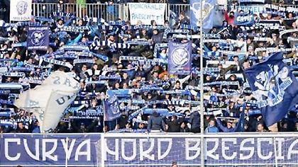 Οι οπαδοί της Μπρέσια στηρίζουν αυτούς της Βερόνα για τη ρατσιστική επίθεση στον Μπαλοτέλι!