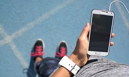 Γιατί δεν πρέπει να τρέχετε κρατώντας κινητό στο χέρι