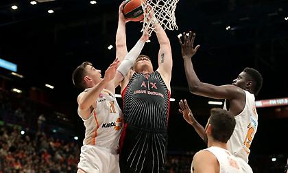 Πρόβλημα με Γκουντάιτις και Ντέλα Βάλε στην Αρμάνι!